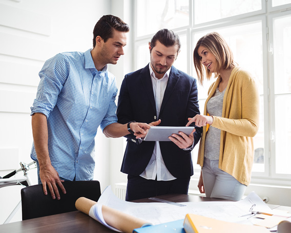 Tres personas en una junta de trabajo