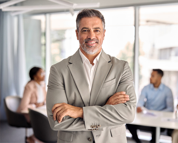 Persona ejecutiva brazos cruzados